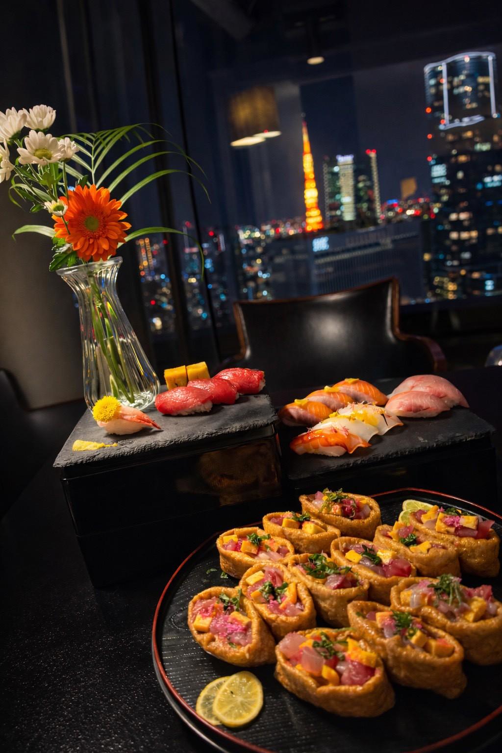 東京タワーの夜景を背景にした寿司盛り合わせ - Tokyo Sushi Art Experience